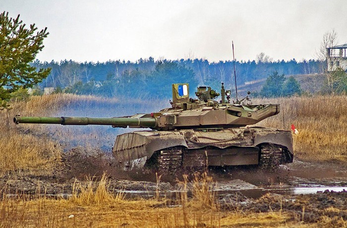 T-84 Oplot-M trang bị hệ thống phòng vệ 3 lớp: giáp thụ động (giáp chính của xe), giáp phản ứng nổ và hệ thống đối kháng điện tử Varta.